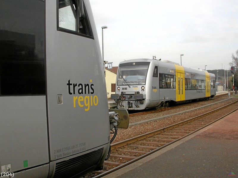 Bahn 204.jpg - An diesem Morgen begegnen sich zwei Triebwagen der BR 650 Regio-Shuttle in Altenglan.
